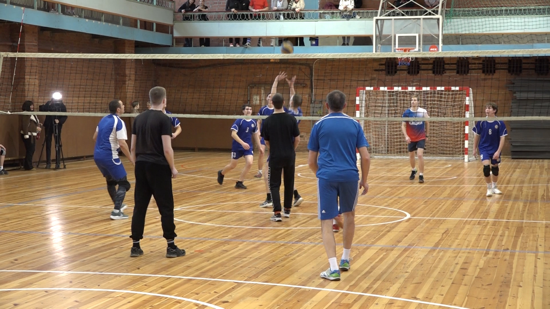 Взаимовыручка и ответственность. В Великих Луках прошел спортивный турнир "Надежда"