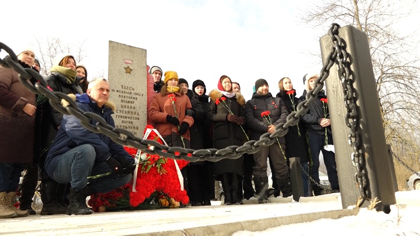 Вышли на "Тропу героя" и посмотрели реконструкцию боя. В Великолукском районе сегодня вспоминали Героя Матвея Кузьмина