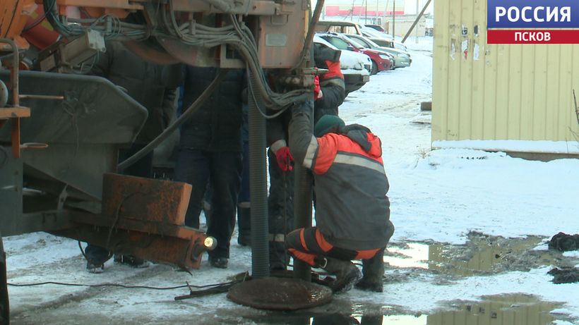 Сегодня продолжаются работы по устранению засора на сетях канализации в Писковичах