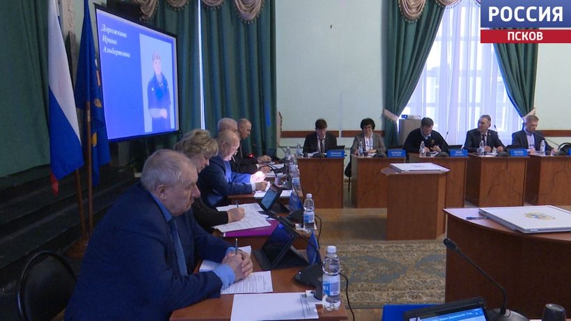 Троих жителей областного центра наградят за заслуги перед Псковом. 
