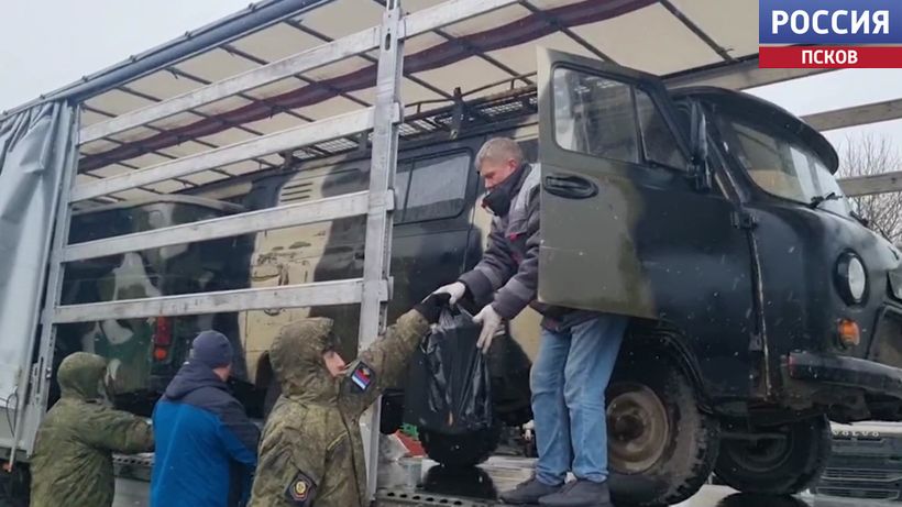 Не только по заявкам бойцов, но и от себя лично. Народный фронт из Пскова отправил большой гуманитарный груз