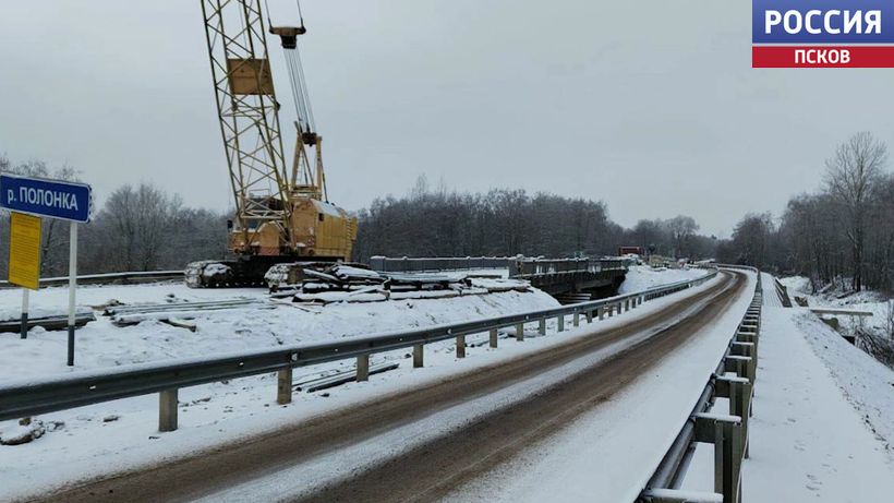 В Порховском районе капитально ремонтируют мост через реку Полонка