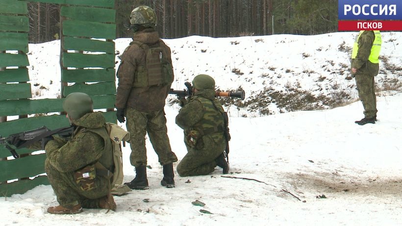 Занятия по огневой подготовке прошли сегодня у псковских военнослужащих