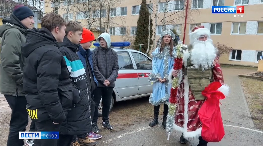 Дед Мороз специального назначения поздравил детей из Печор с Новым годом