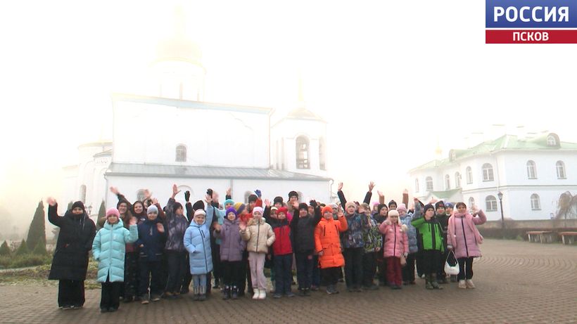 Познакомиться с жемчужинами нашего края. Псковские школьники побывали на экскурсии в монастыре