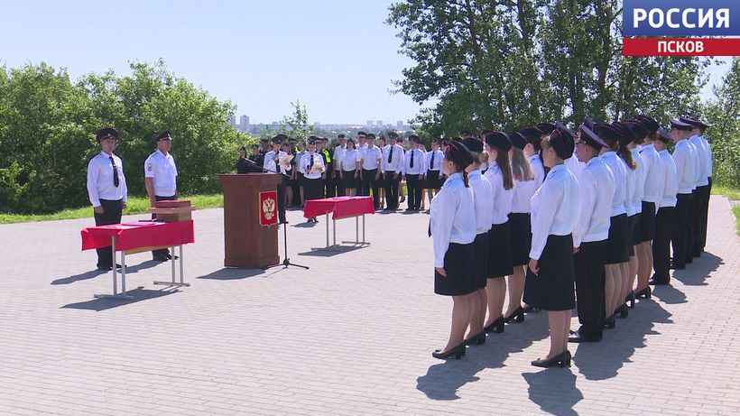Будущие полицейские дали торжественную клятву у монумента Ледового побоища в Пскове
