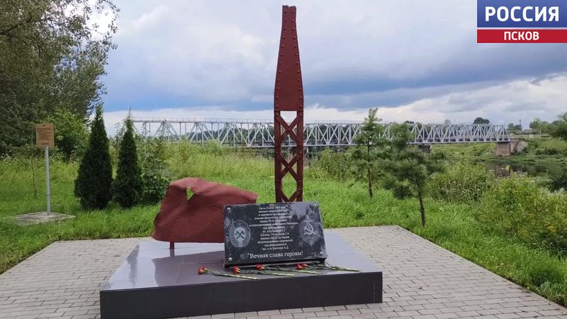 Псковские росгвардейцы почтили память защитников города у памятника бойцам НКВД и саперам