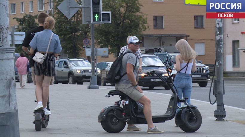 В нескольких городах России запретили электросамокаты. Расскажем, что думают псковичи на этот счет