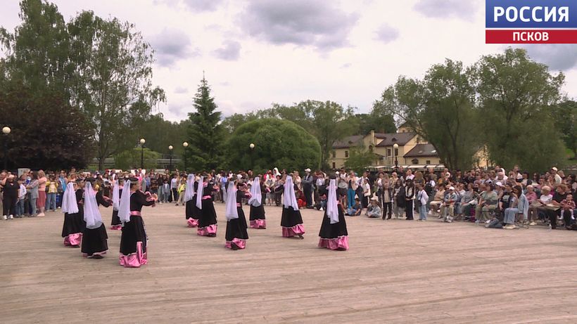 Праздник "Абрикос". Псковичи познакомились с культурой Армении