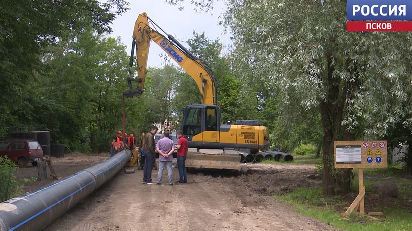 На улицах Алтаева, Петрова и Ипподромная в Пскове началась реконструкция канализационного коллектора