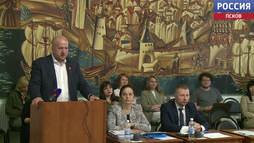 Борис Елкин отчитался перед Псковской Думой о достижениях и планах развития города
