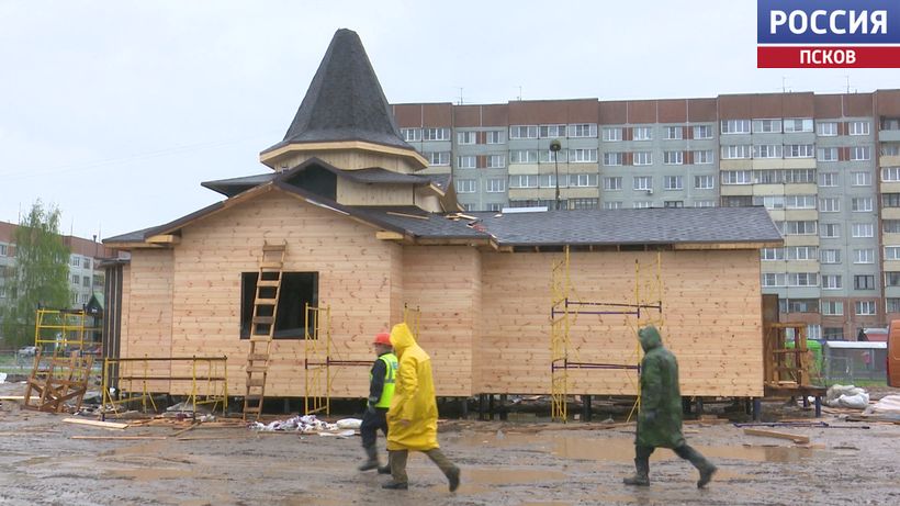 В Пскове на дальнем Завеличье устанавливают временную деревянную церковь