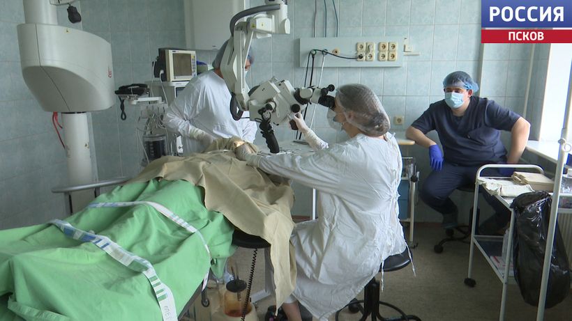 Глубина резкости и высокое разрешение. Какие операции теперь смогут проводить псковские хирурги с новым микроскопом?