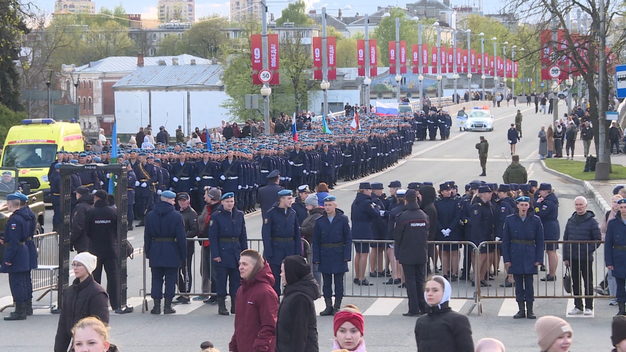 В Пскове сегодня прошла репетиция парада Победы. Съемочная группа "Вестей" наблюдала