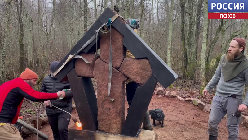 Крест XVI века установили в деревне Адамово Стругокрасненского района