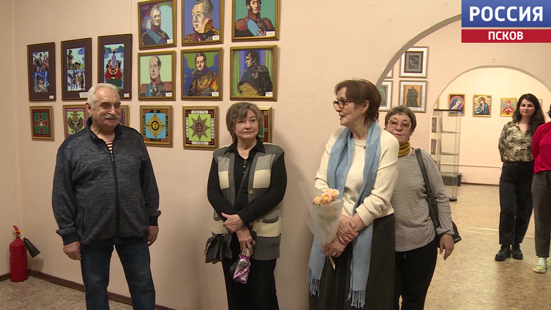 Увлекся 18 лет назад. Выставка картин из бисера открылась в Псковском областном центре народного творчества 