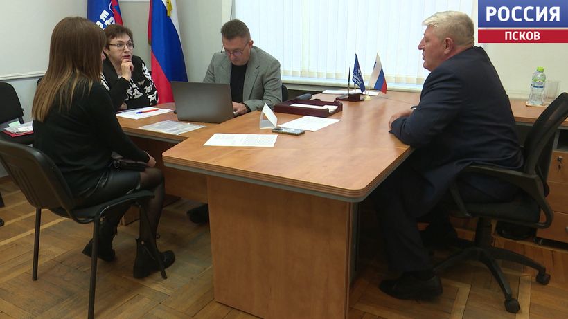 Сенатор Алексей Наумец взял на личный контроль обращения псковичей по вопросам СВО