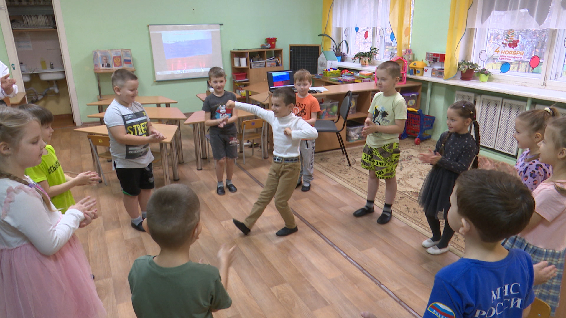 Праздник народного единства с хороводами и играми прошел в детском саду №29 Пскова