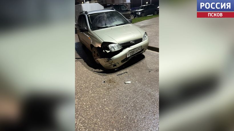 В Пскове Audi врезалась в припаркованные автомобили, проверяют версии о состоянии водителя 