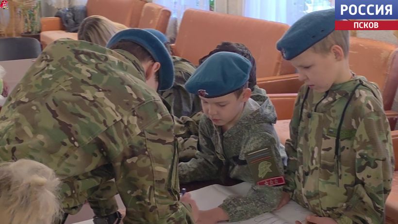 Опочецкие юнармейцы навестили жителей дома-интерната для престарелых и инвалидов