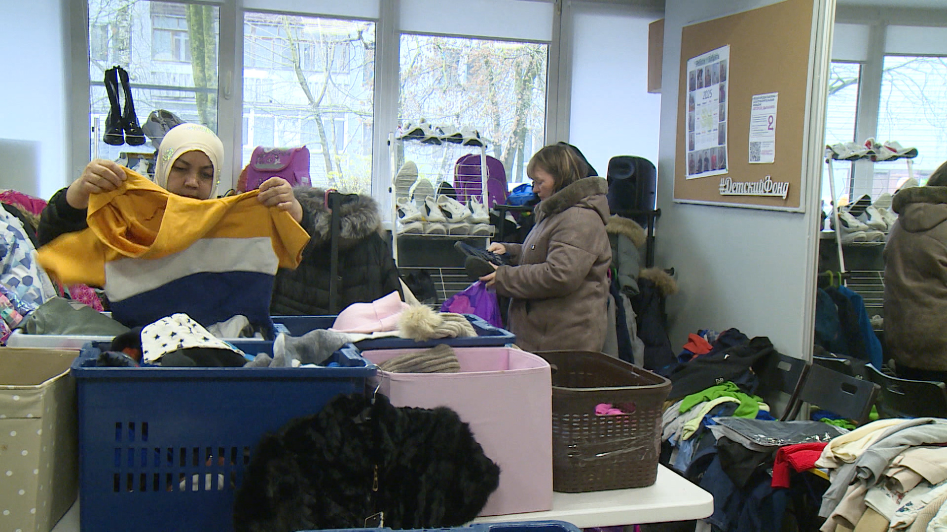 Канцелярские товары, игрушки и теплая одежда. Детский фонд помог полусотне семей Псковской области