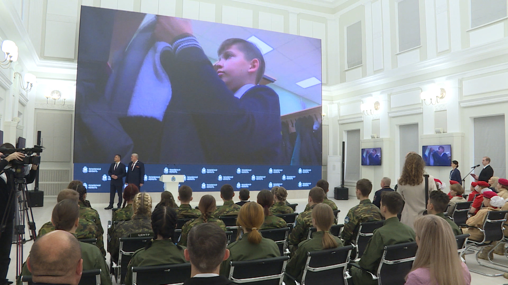 Губернатор Михаил Ведерников вручил двум школьникам медали "За проявленное мужество" 