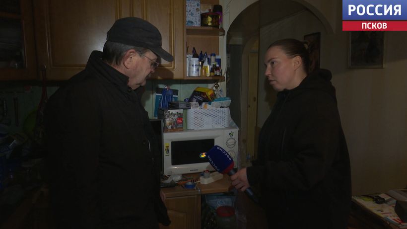 Перегорели лампочки и запахло паленым. Жильцы дома на Рижском проспекте в Пскове остались без электричества и без бытовой техники. "Вести" разбирались в ситуации