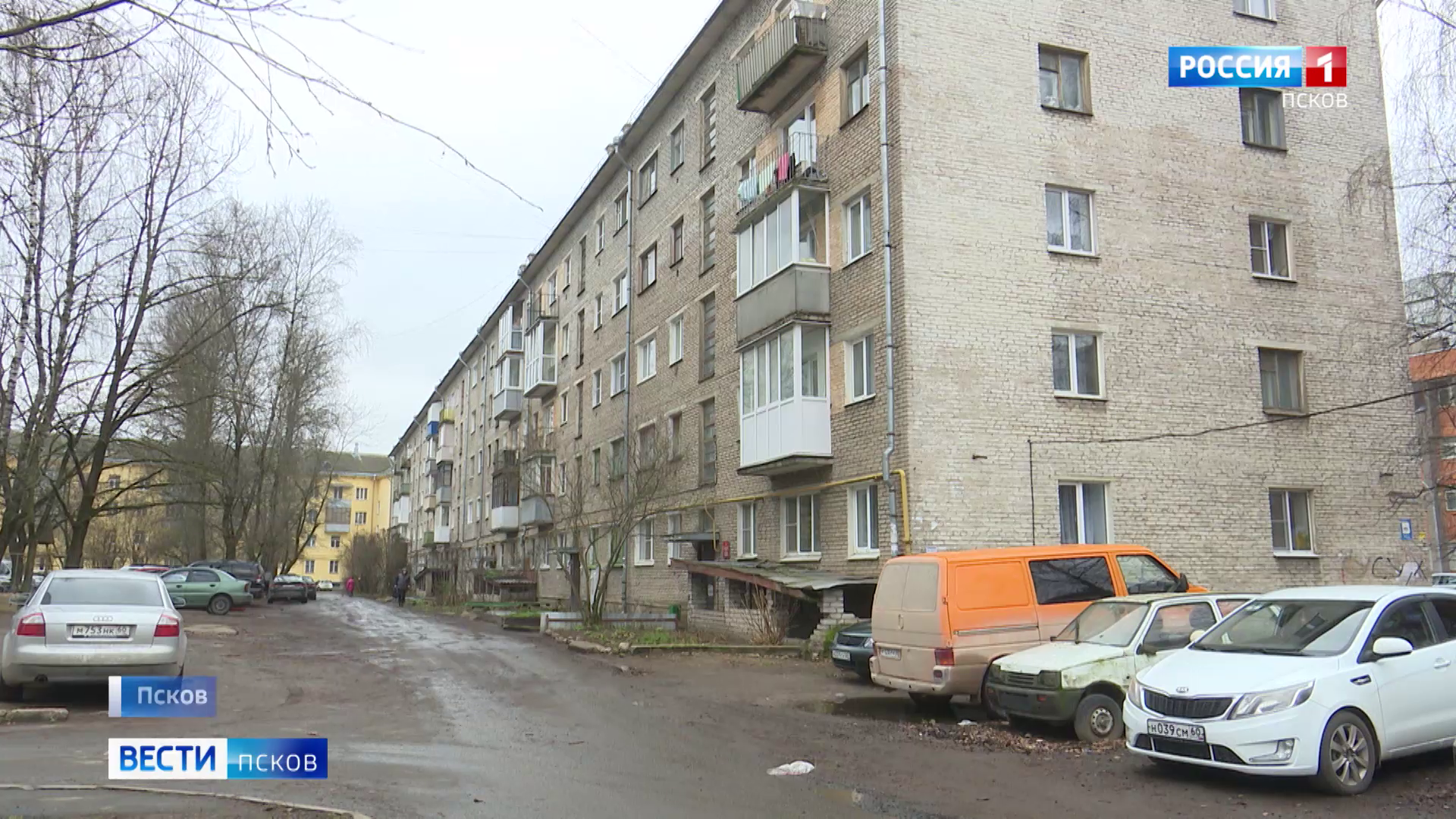 Подсыпки хватает ненадолго. В месиво из грязи превратился междворовой проезд на Гагарина в Пскове