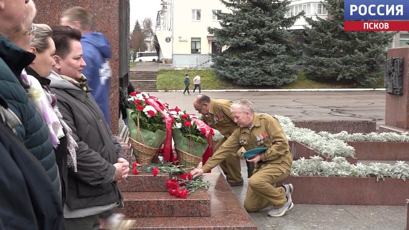 Великолучане почтили память защитников Родины в канун Дня народного единства