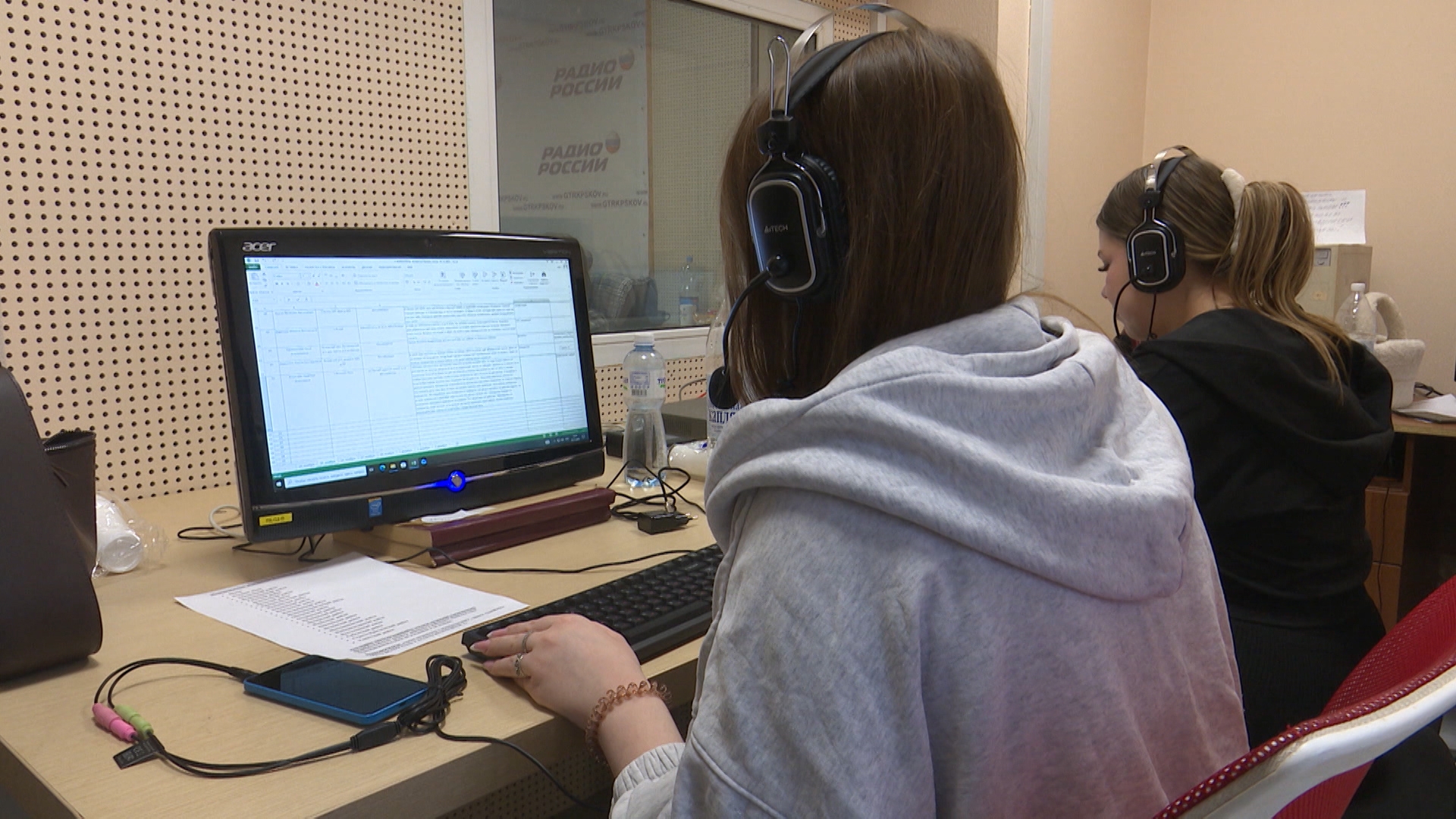 Три дня работы, 400 звонков. Операторы "Прямой линии" с губернатором 