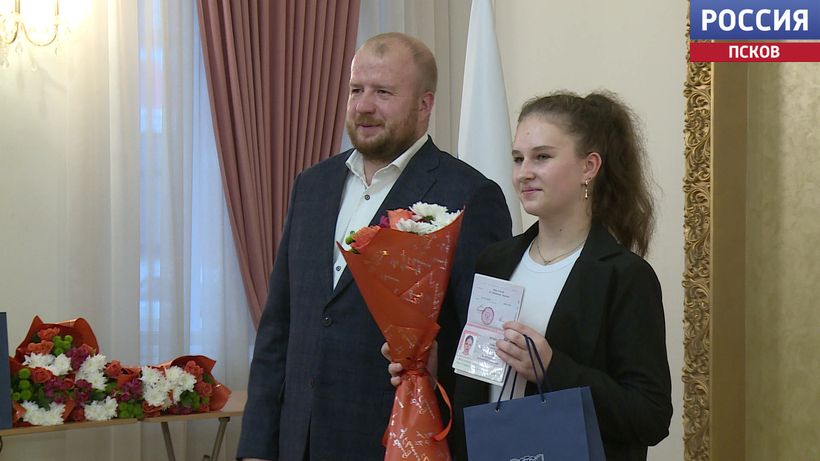 Борис Елкин вручил 15-ти юным псковичам первые паспорта