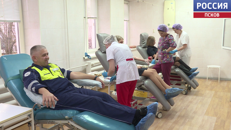 В Пскове полицейские поддержали акцию "Подари жизнь!" сдачей крови