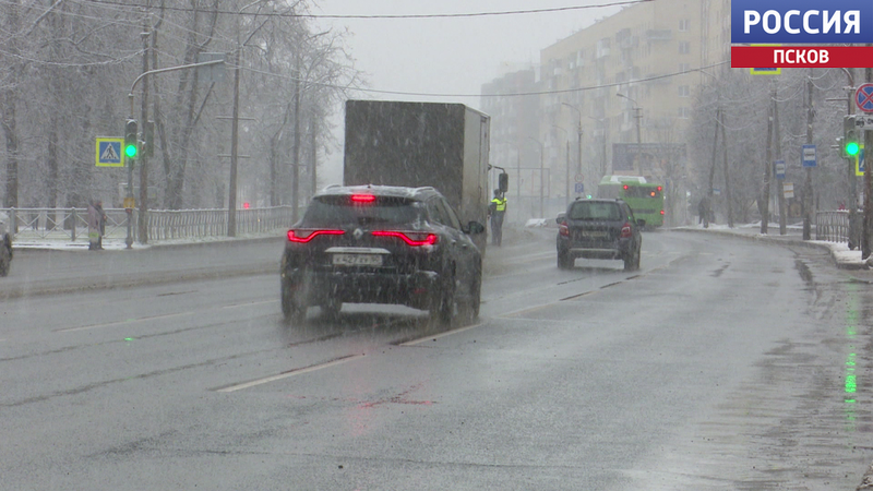 Вышли на улицы с раннего утра. Как коммунальщики справляются с последствиями снегопада в Пскове?