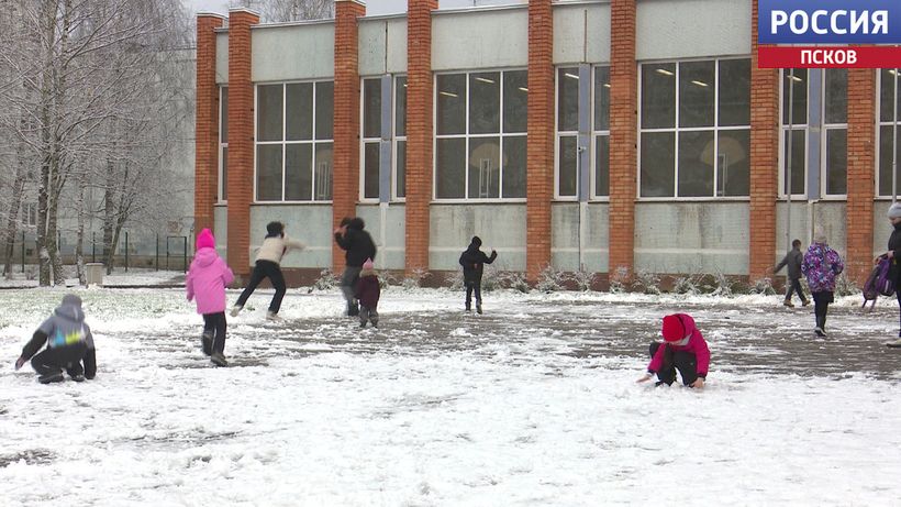 Для кого радость, а для кого и повод поскорее заехать на шиномонтаж. Как регион подготовился к первому снегу? 