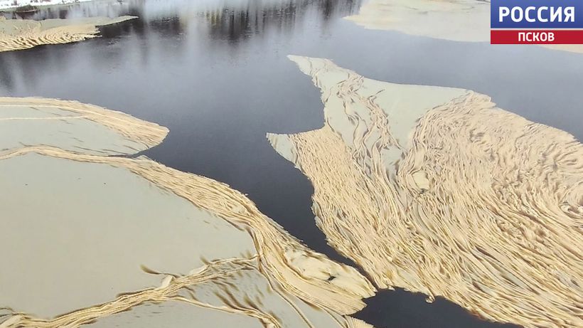 Река Великая в Пскове покрылась необычной снежурой: жители делятся кадрами природного феномена