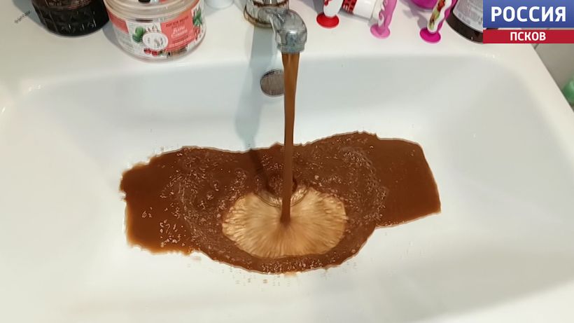 Ни помыться, ни постирать. Жители Неёлово пожаловались на многолетнюю проблему с качеством воды