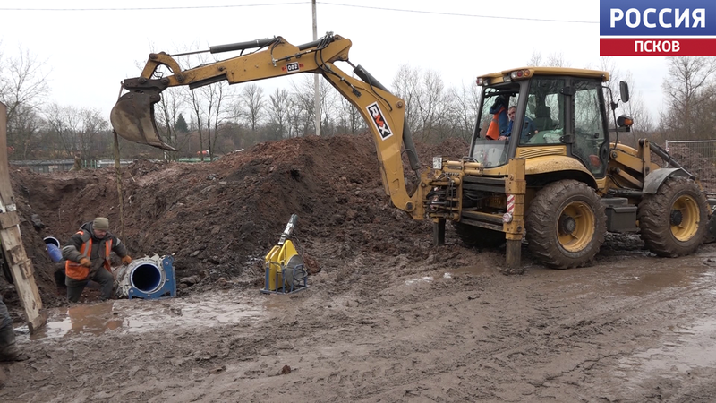 В Великих Луках реконструируют изношенный водовод по президентскому нацпроекту