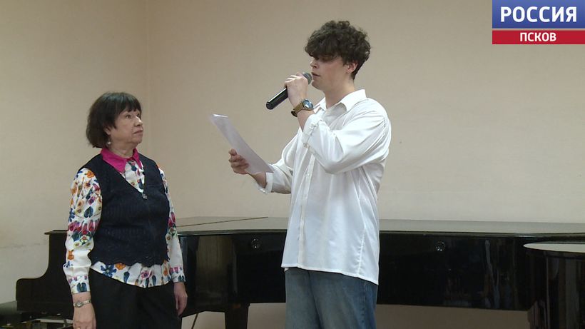 И в микрофон спеть, и в игрушку. Вокальный психолог из Санкт-Петербурга научил псковских артистов раскрепощаться на сцене