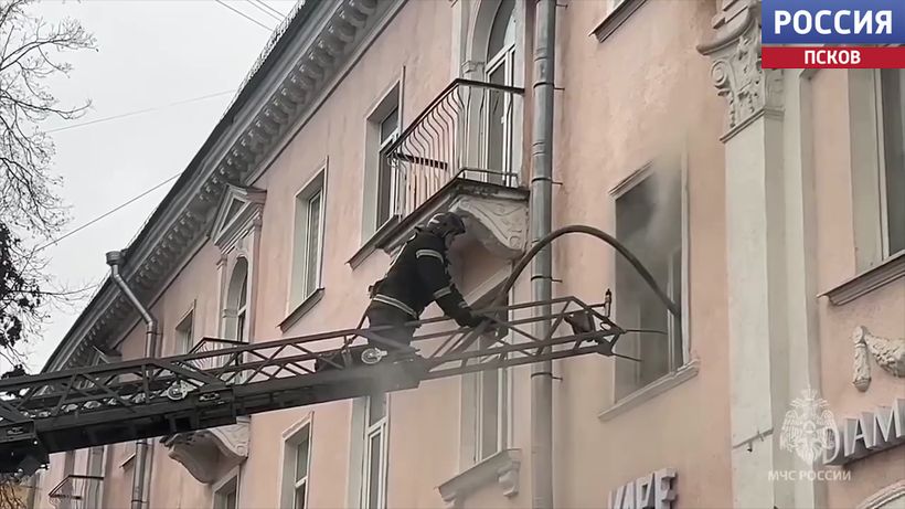 Пятилетнюю девочку и ее бабушку спасли псковские пожарные. Новости Пскова и Псковской области. Вести-Псков В Пскове спасли ребенка и бабушку из горящей квартиры на Советской улице