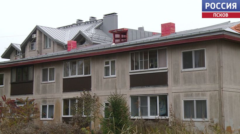 Капитальный ремонт крыши продолжается в доме №125 в псковском Военном городке. Новости Пскова и Псковской области. Вести-Псков Протечки больше не страшны: в псковском Военном городке ремонтируют крышу