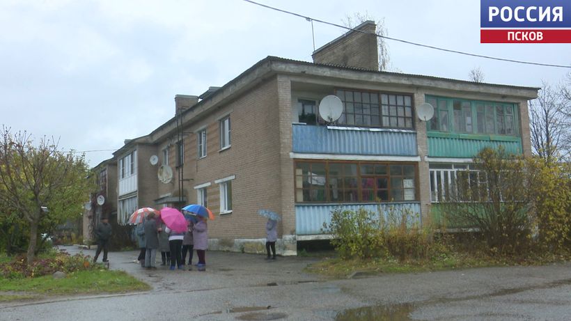 В Гдове из-за прорывов водопровода подтапливает дома и дороги. Новости Пскова и Псковской области. Вести-Псков Увлажняет почву и размывает дороги, а в квартирах - не помыться и не постирать. Жители Гдова жалуются на утечки воды