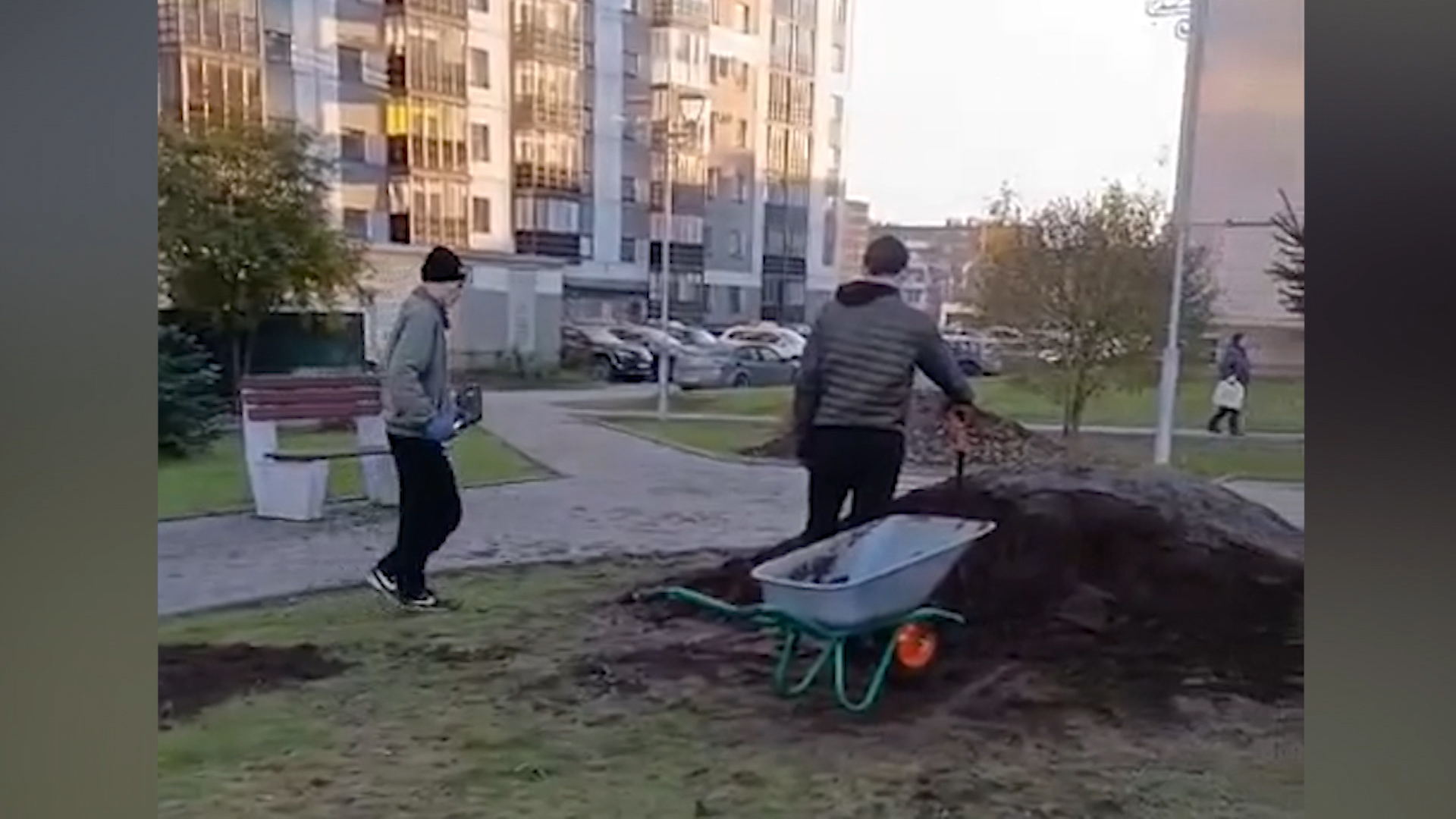 В реализации инициативного проекта "Соколинка 2.0" по собственному желанию принимают участие дети. Новости Пскова и Псковской области. Вести-Псков Дети помогают благоустраивать сквер "Соколинка 2.0" в Пскове
