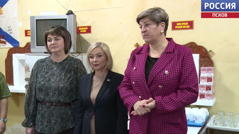 Активистки "Женского движения "Единой России" навестили сегодня военнослужащих, проходящих лечение в военном госпитале.
Новости Пскова и Псковской области. Вести-Псков С подарками. Активистки "Женского движения "Единой России" навестили военнослужащих в госпитале