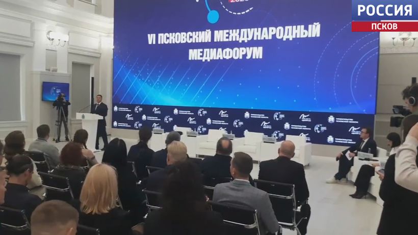 Журналисты и переселенцы из разных стран. Михаил Ведерников открыл Шестой международный медиафорум 