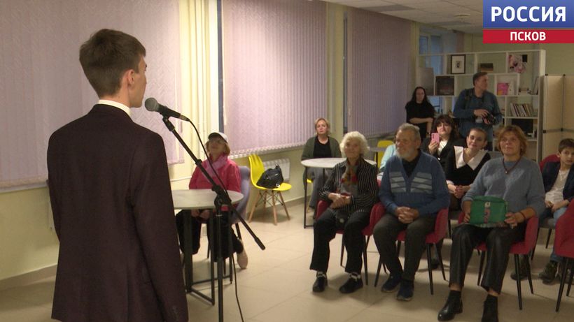 В Пскове состоялся вечер памяти Сергея Есенина: клуб "Зеркало" собрал поклонников