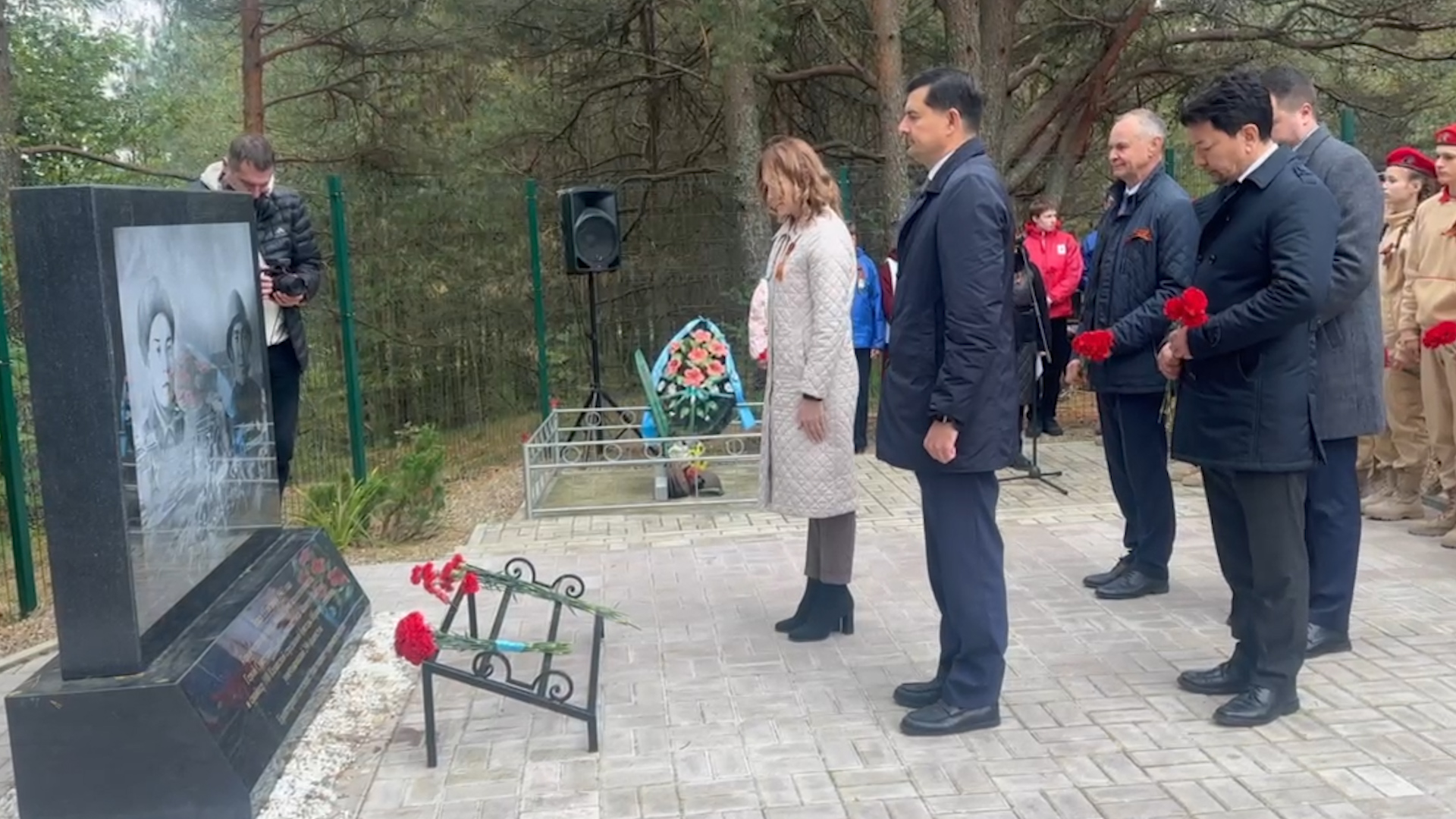 Памяти героев: делегация Казахстана почтила павших при освобождении Невельского и Новосокольнического районов