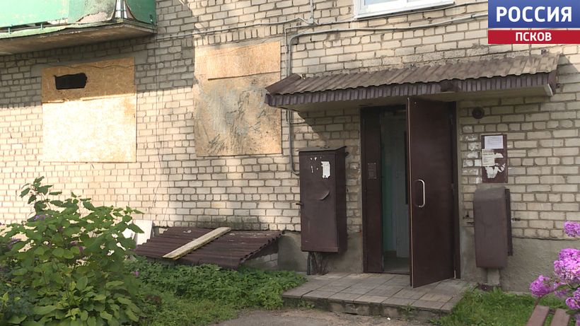 Как идет восстановление дома в Опочке после взрыва бытового газа и когда жители смогут переехать в свои квартиры?