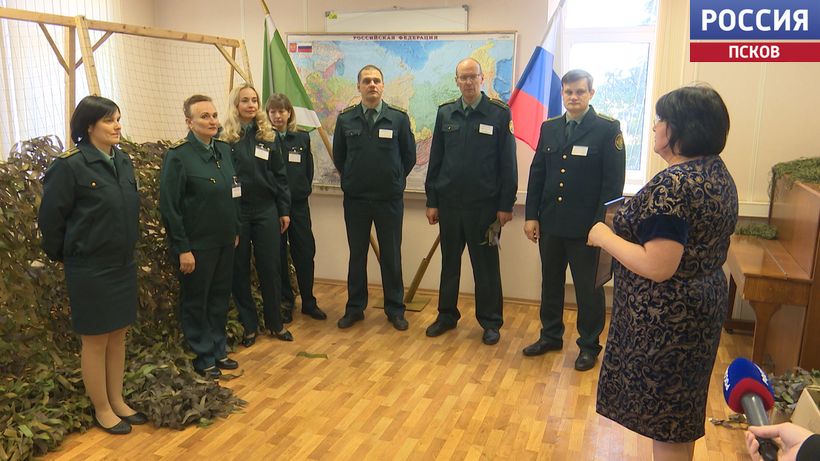 В свободное время, всем коллективом. Более 30 маскировочных сетей передали сотрудники таможни участникам СВО