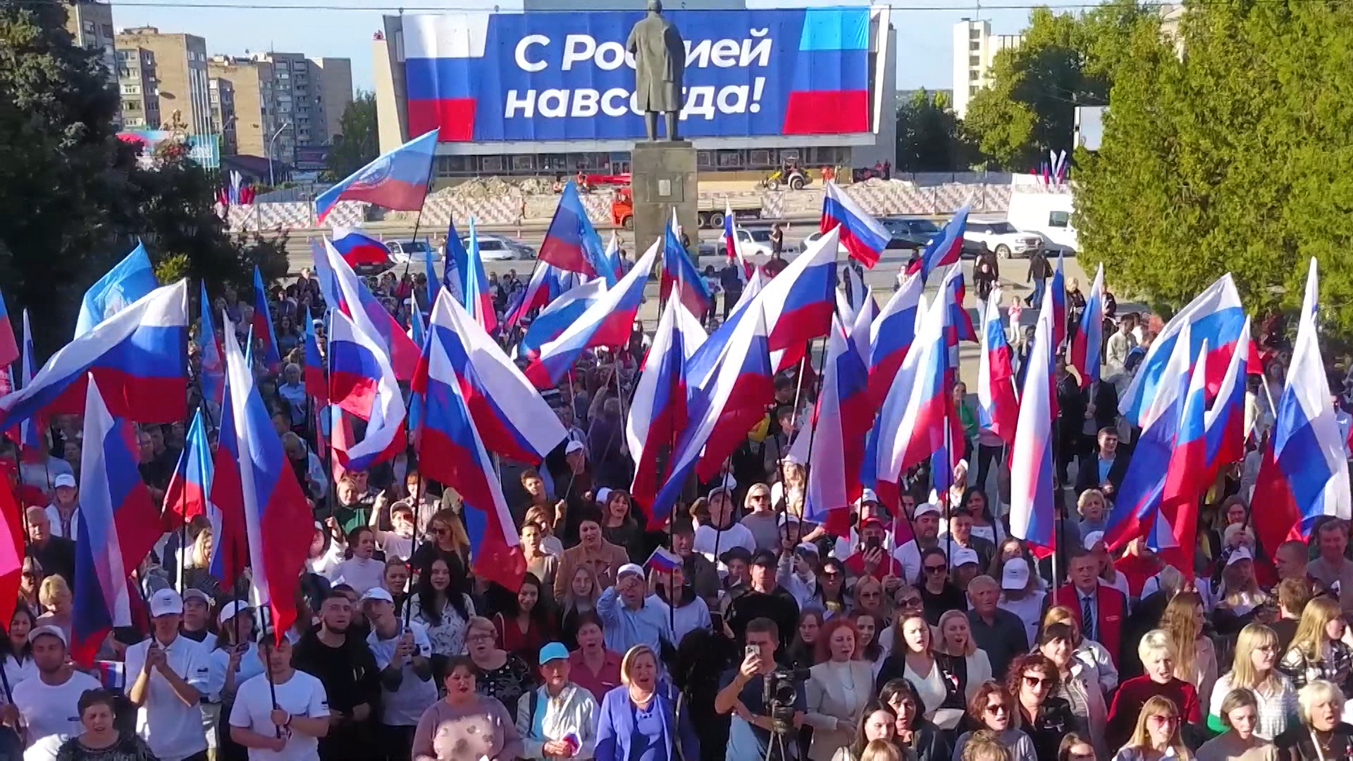Три года вместе. Как изменилась жизнь в ЛНР за это время, смотрите в репортаже корреспондентов "Вести-Луганск"