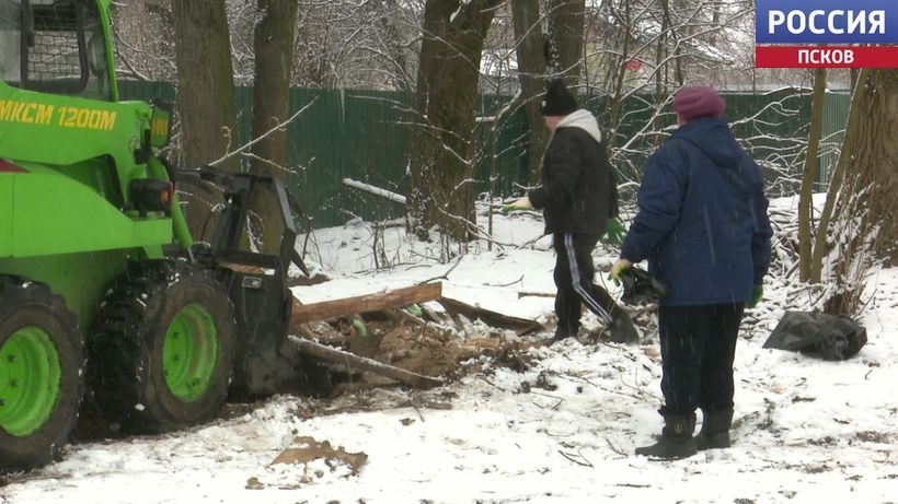 Псковские коммунальщики начали ликвидацию крупной свалки на Сиреневом бульваре